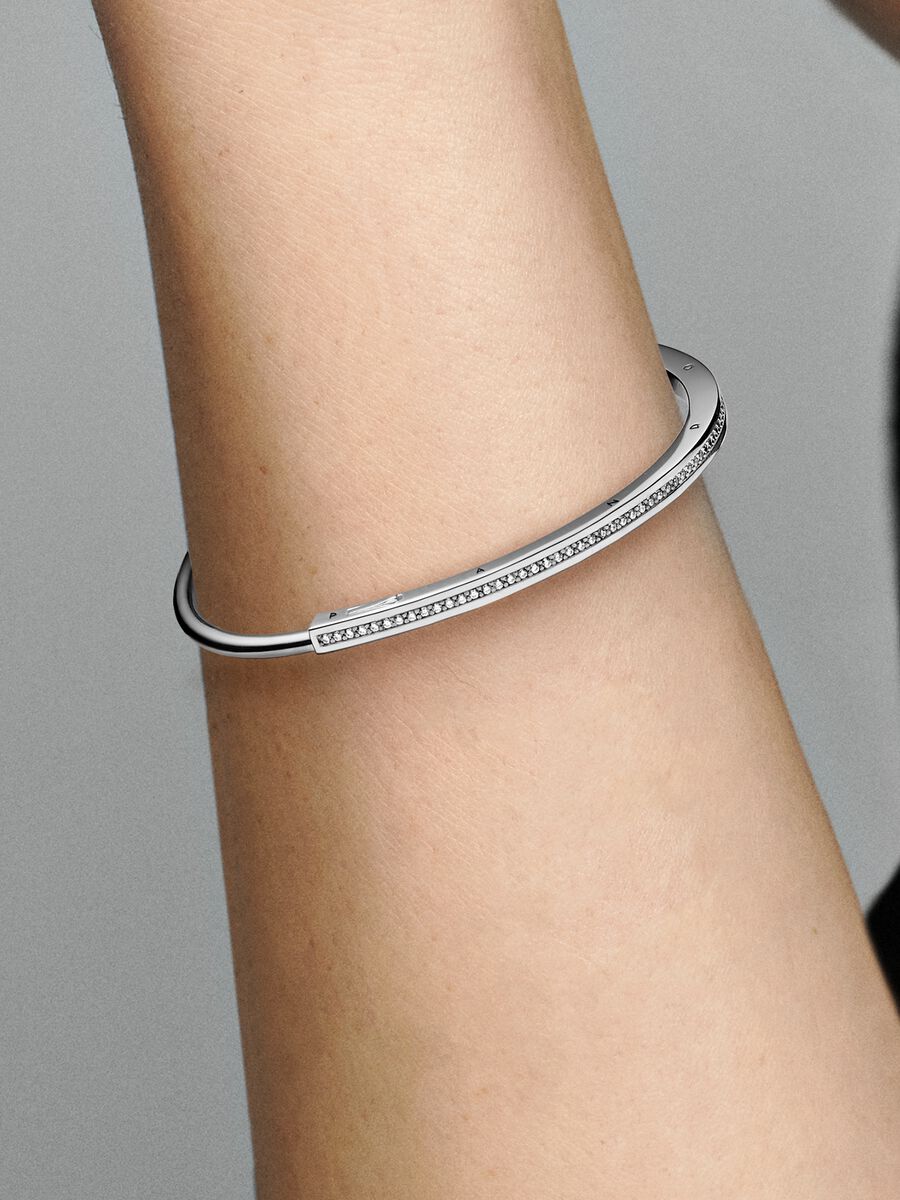 Pandora Signature I-D Pavé Bangle
Sterling silver