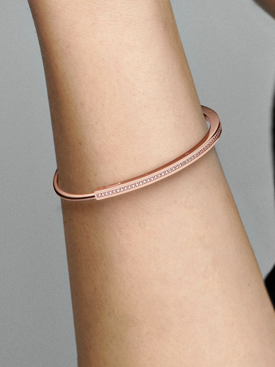 Pandora Signature I-D Pavé Bangle
14k rose gold plating