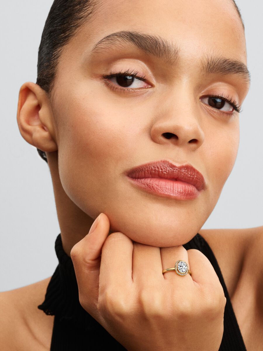 Oval Sparkling Halo Ring
14k gold plating